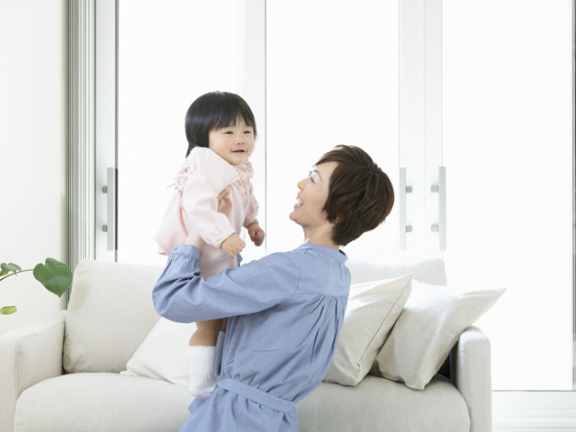 子どもを抱っこするお母さん